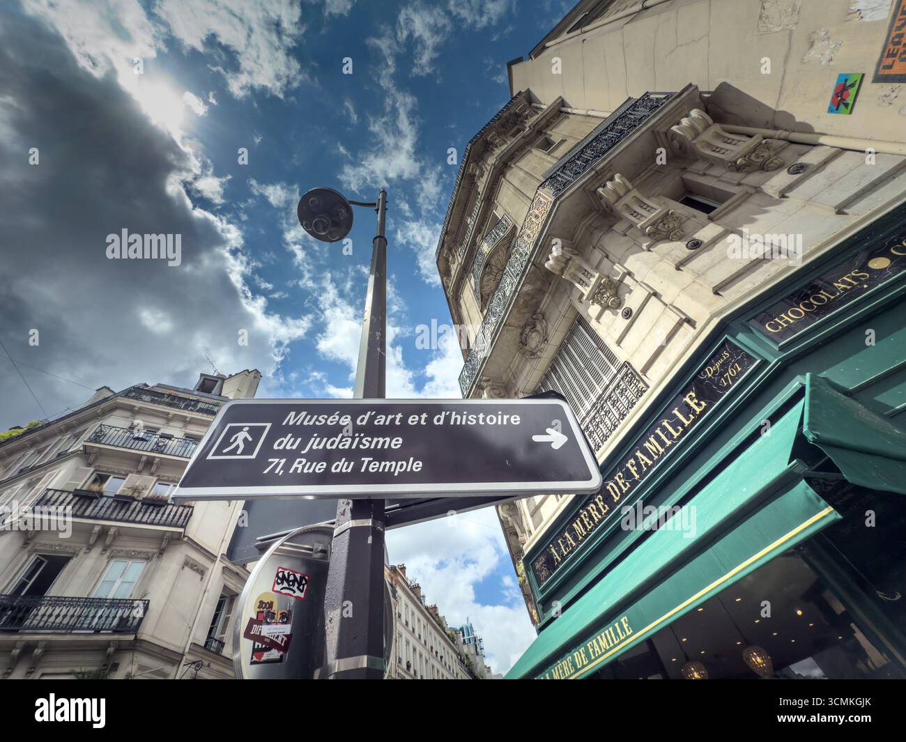 PARIGI, FRANCIA - 26 GIUGNO 2025: Cartello indicante il Musee d'art et d'histoire du Judaisme al 71 di Rue du Temple a Parigi, è un museo dedicato a jud Foto Stock
