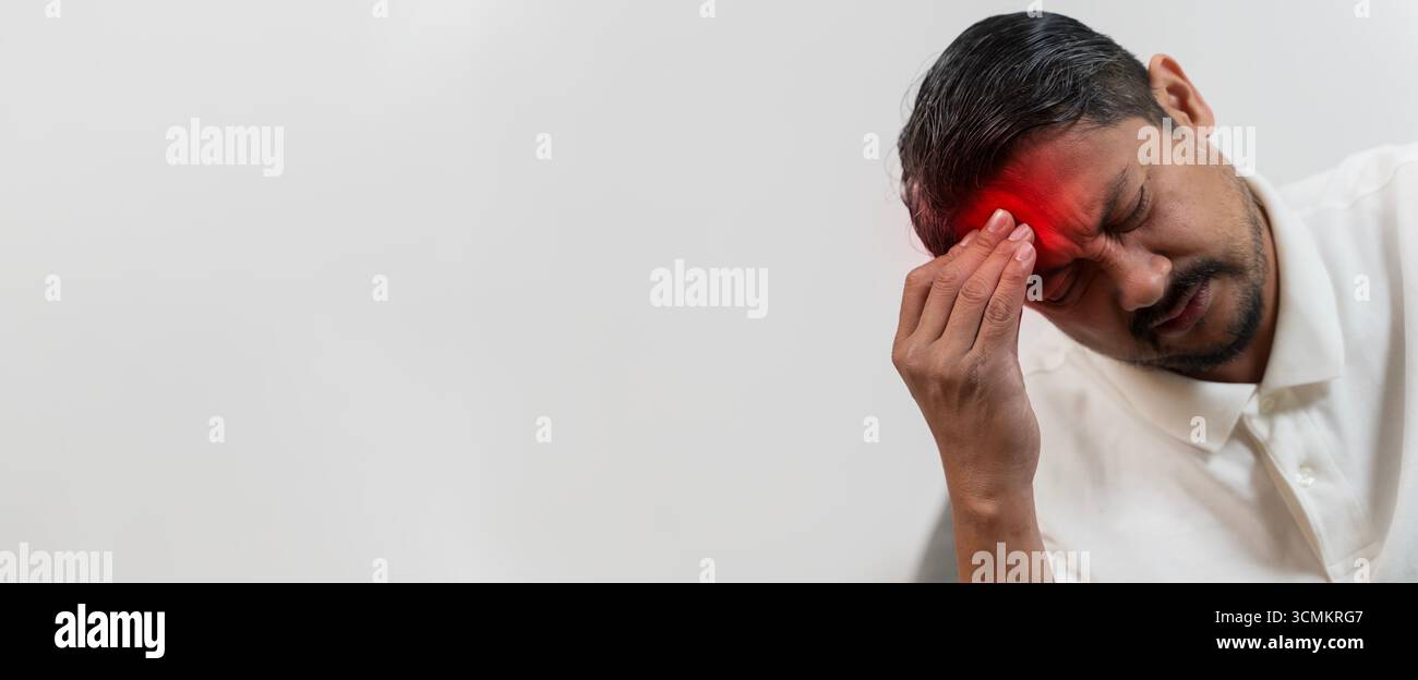 Infelice uomo di mezza età che tiene la fronte nel dolore soffre di grave mal di testa emicrania o stress, concetto di malattia, problema di salute, crisi medica Foto Stock
