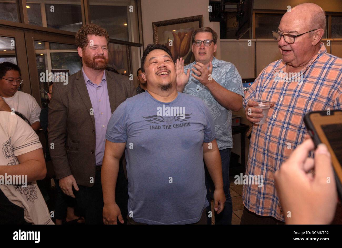 Brooklyn Park, Minnesota, Stati Uniti. 16 settembre 2025. XP LEE, candidato democratico per il seggio 34B del Minnesota House District, celebra la sua vittoria nelle elezioni speciali di oggi per il seggio precedentemente detenuto dalla presidente assassinata Melissa Hortman. La camera sarà ora un pareggio tra i rappresentanti democratici e repubblicani e la condivisione del potere sarà ancora una volta la norma.(Credit Image: © Brian Cahn/ZUMA Press Wire) SOLO USO EDITORIALE! Non per USO commerciale! Crediti: ZUMA Press, Inc./Alamy Live News Foto Stock