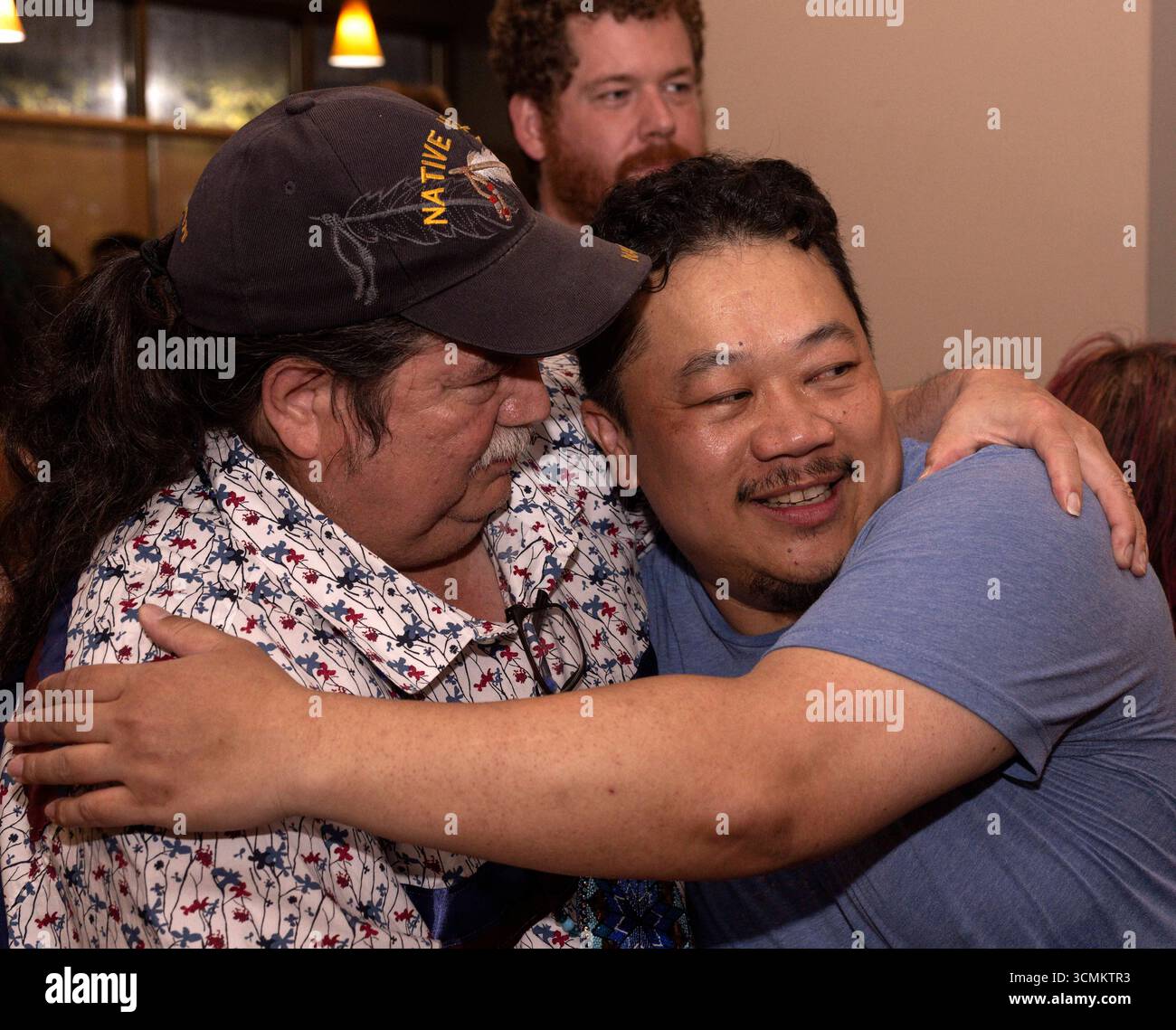 Brooklyn Park, Minnesota, Stati Uniti. 16 settembre 2025. XP LEE, candidato democratico per il seggio 34B del Minnesota House District, celebra la sua vittoria nelle elezioni speciali di oggi per il seggio precedentemente detenuto dalla presidente assassinata Melissa Hortman. La camera sarà ora un pareggio tra i rappresentanti democratici e repubblicani e la condivisione del potere sarà ancora una volta la norma.(Credit Image: © Brian Cahn/ZUMA Press Wire) SOLO USO EDITORIALE! Non per USO commerciale! Crediti: ZUMA Press, Inc./Alamy Live News Foto Stock