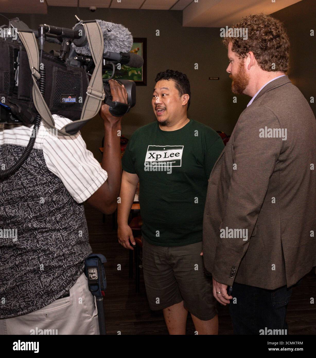 Brooklyn Park, Minnesota, Stati Uniti. 16 settembre 2025. XP LEE, candidato democratico per il seggio 34B del Minnesota House District, celebra la sua vittoria nelle elezioni speciali di oggi per il seggio precedentemente detenuto dalla presidente assassinata Melissa Hortman. La camera sarà ora un pareggio tra i rappresentanti democratici e repubblicani e la condivisione del potere sarà ancora una volta la norma.(Credit Image: © Brian Cahn/ZUMA Press Wire) SOLO USO EDITORIALE! Non per USO commerciale! Crediti: ZUMA Press, Inc./Alamy Live News Foto Stock