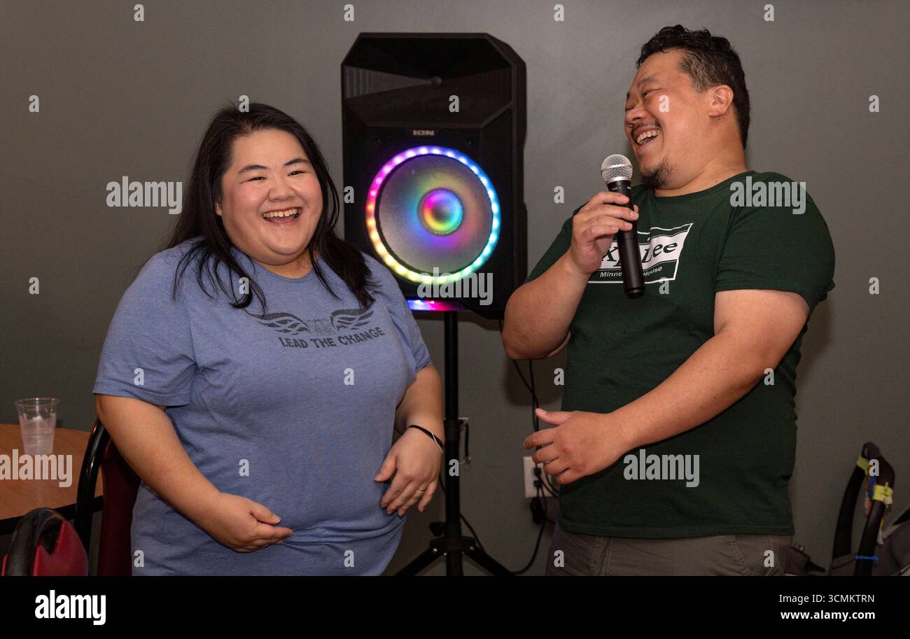 Brooklyn Park, Minnesota, Stati Uniti. 16 settembre 2025. Candidato democratico per il seggio 34B del Minnesota House District, XP LEE e sua moglie VEDONO LEE, celebrare la sua vittoria nelle elezioni speciali di oggi per il seggio precedentemente detenuto dalla presidente assassinata della camera del Minnesota Melissa Hortman. La camera sarà ora un pareggio tra i rappresentanti democratici e repubblicani e la condivisione del potere sarà ancora una volta la norma. (Immagine di credito: © Brian Cahn/ZUMA Press Wire) SOLO USO EDITORIALE! Non per USO commerciale! Crediti: ZUMA Press, Inc./Alamy Live News Foto Stock