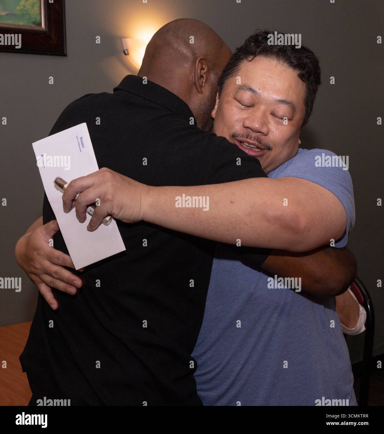 Brooklyn Park, Minnesota, Stati Uniti. 16 settembre 2025. XP LEE, candidato democratico per il seggio 34B del Minnesota House District, celebra la sua vittoria nelle elezioni speciali di oggi per il seggio precedentemente detenuto dalla presidente assassinata Melissa Hortman. La camera sarà ora un pareggio tra i rappresentanti democratici e repubblicani e la condivisione del potere sarà ancora una volta la norma.(Credit Image: © Brian Cahn/ZUMA Press Wire) SOLO USO EDITORIALE! Non per USO commerciale! Crediti: ZUMA Press, Inc./Alamy Live News Foto Stock