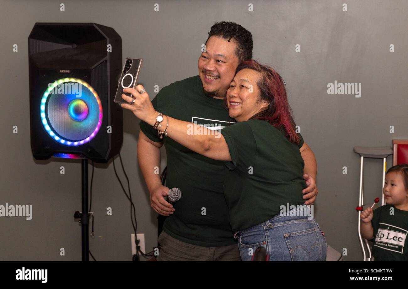 Brooklyn Park, Minnesota, Stati Uniti. 16 settembre 2025. XP LEE, candidato democratico per il seggio 34B del Minnesota House District, celebra la sua vittoria nelle elezioni speciali di oggi per il seggio precedentemente detenuto dalla presidente assassinata Melissa Hortman. La camera sarà ora un pareggio tra i rappresentanti democratici e repubblicani e la condivisione del potere sarà ancora una volta la norma.(Credit Image: © Brian Cahn/ZUMA Press Wire) SOLO USO EDITORIALE! Non per USO commerciale! Crediti: ZUMA Press, Inc./Alamy Live News Foto Stock