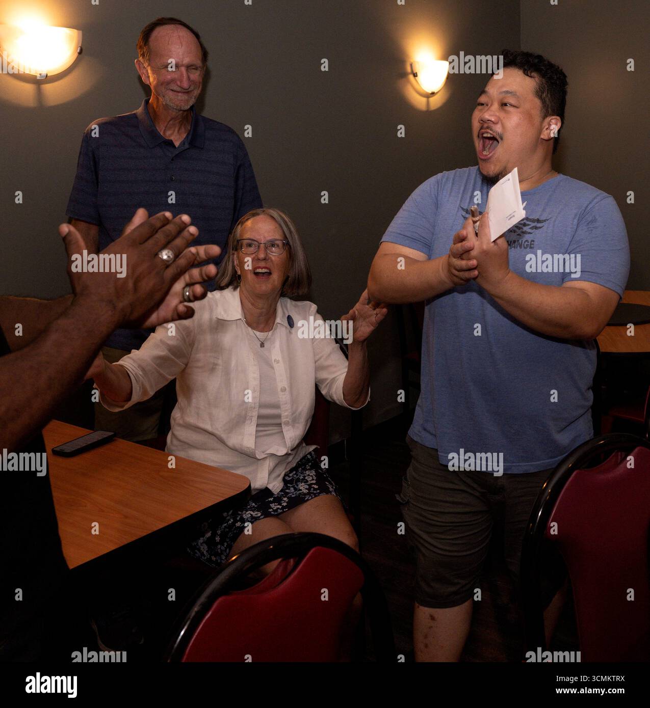 Brooklyn Park, Minnesota, Stati Uniti. 16 settembre 2025. XP LEE, candidato democratico per il seggio 34B del Minnesota House District, celebra la sua vittoria nelle elezioni speciali di oggi per il seggio precedentemente detenuto dalla presidente assassinata Melissa Hortman. La camera sarà ora un pareggio tra i rappresentanti democratici e repubblicani e la condivisione del potere sarà ancora una volta la norma.(Credit Image: © Brian Cahn/ZUMA Press Wire) SOLO USO EDITORIALE! Non per USO commerciale! Crediti: ZUMA Press, Inc./Alamy Live News Foto Stock