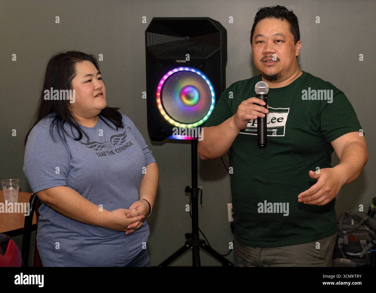 Brooklyn Park, Minnesota, Stati Uniti. 16 settembre 2025. Candidato democratico per il seggio 34B del Minnesota House District, XP LEE e sua moglie VEDONO LEE, celebrare la sua vittoria nelle elezioni speciali di oggi per il seggio precedentemente detenuto dalla presidente assassinata della camera del Minnesota Melissa Hortman. La camera sarà ora un pareggio tra i rappresentanti democratici e repubblicani e la condivisione del potere sarà ancora una volta la norma. (Immagine di credito: © Brian Cahn/ZUMA Press Wire) SOLO USO EDITORIALE! Non per USO commerciale! Crediti: ZUMA Press, Inc./Alamy Live News Foto Stock