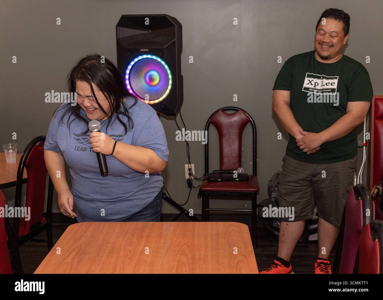 Brooklyn Park, Minnesota, Stati Uniti. 16 settembre 2025. Candidato democratico per il seggio 34B del Minnesota House District, XP LEE e sua moglie VEDONO LEE, celebrare la sua vittoria nelle elezioni speciali di oggi per il seggio precedentemente detenuto dalla presidente assassinata della camera del Minnesota Melissa Hortman. La camera sarà ora un pareggio tra i rappresentanti democratici e repubblicani e la condivisione del potere sarà ancora una volta la norma. (Immagine di credito: © Brian Cahn/ZUMA Press Wire) SOLO USO EDITORIALE! Non per USO commerciale! Crediti: ZUMA Press, Inc./Alamy Live News Foto Stock