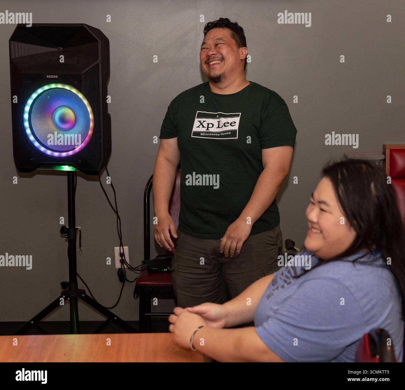 Brooklyn Park, Minnesota, Stati Uniti. 16 settembre 2025. Candidato democratico per il seggio 34B del Minnesota House District, XP LEE e sua moglie VEDONO LEE, celebrare la sua vittoria nelle elezioni speciali di oggi per il seggio precedentemente detenuto dalla presidente assassinata della camera del Minnesota Melissa Hortman. La camera sarà ora un pareggio tra i rappresentanti democratici e repubblicani e la condivisione del potere sarà ancora una volta la norma. (Immagine di credito: © Brian Cahn/ZUMA Press Wire) SOLO USO EDITORIALE! Non per USO commerciale! Crediti: ZUMA Press, Inc./Alamy Live News Foto Stock