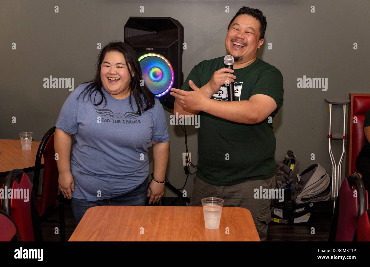 Brooklyn Park, Minnesota, Stati Uniti. 16 settembre 2025. Candidato democratico per il seggio 34B del Minnesota House District, XP LEE e sua moglie VEDONO LEE, celebrare la sua vittoria nelle elezioni speciali di oggi per il seggio precedentemente detenuto dalla presidente assassinata della camera del Minnesota Melissa Hortman. La camera sarà ora un pareggio tra i rappresentanti democratici e repubblicani e la condivisione del potere sarà ancora una volta la norma. (Immagine di credito: © Brian Cahn/ZUMA Press Wire) SOLO USO EDITORIALE! Non per USO commerciale! Crediti: ZUMA Press, Inc./Alamy Live News Foto Stock