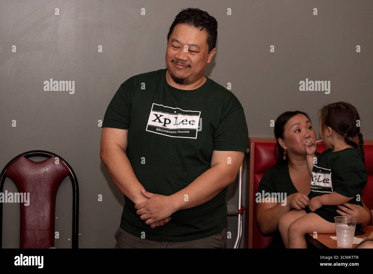 Brooklyn Park, Minnesota, Stati Uniti. 16 settembre 2025. XP LEE, candidato democratico per il seggio 34B del Minnesota House District, celebra la sua vittoria nelle elezioni speciali di oggi per il seggio precedentemente detenuto dalla presidente assassinata Melissa Hortman. La camera sarà ora un pareggio tra i rappresentanti democratici e repubblicani e la condivisione del potere sarà ancora una volta la norma.(Credit Image: © Brian Cahn/ZUMA Press Wire) SOLO USO EDITORIALE! Non per USO commerciale! Crediti: ZUMA Press, Inc./Alamy Live News Foto Stock