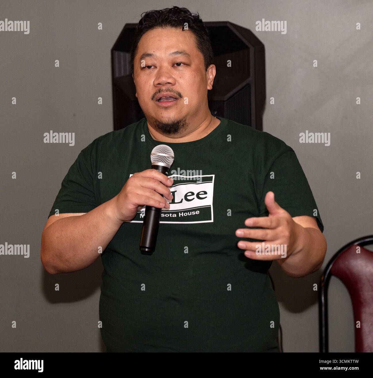 Brooklyn Park, Minnesota, Stati Uniti. 16 settembre 2025. XP LEE, candidato democratico per il seggio 34B del Minnesota House District, celebra la sua vittoria nelle elezioni speciali di oggi per il seggio precedentemente detenuto dalla presidente assassinata Melissa Hortman. La camera sarà ora un pareggio tra i rappresentanti democratici e repubblicani e la condivisione del potere sarà ancora una volta la norma.(Credit Image: © Brian Cahn/ZUMA Press Wire) SOLO USO EDITORIALE! Non per USO commerciale! Crediti: ZUMA Press, Inc./Alamy Live News Foto Stock