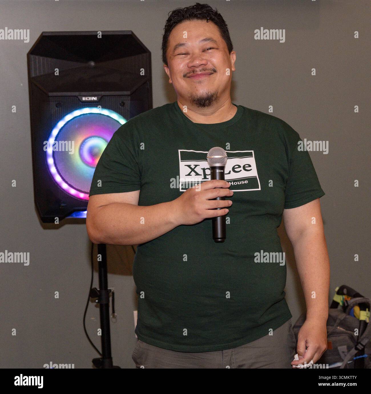 Brooklyn Park, Minnesota, Stati Uniti. 16 settembre 2025. XP LEE, candidato democratico per il seggio 34B del Minnesota House District, celebra la sua vittoria nelle elezioni speciali di oggi per il seggio precedentemente detenuto dalla presidente assassinata Melissa Hortman. La camera sarà ora un pareggio tra i rappresentanti democratici e repubblicani e la condivisione del potere sarà ancora una volta la norma.(Credit Image: © Brian Cahn/ZUMA Press Wire) SOLO USO EDITORIALE! Non per USO commerciale! Crediti: ZUMA Press, Inc./Alamy Live News Foto Stock