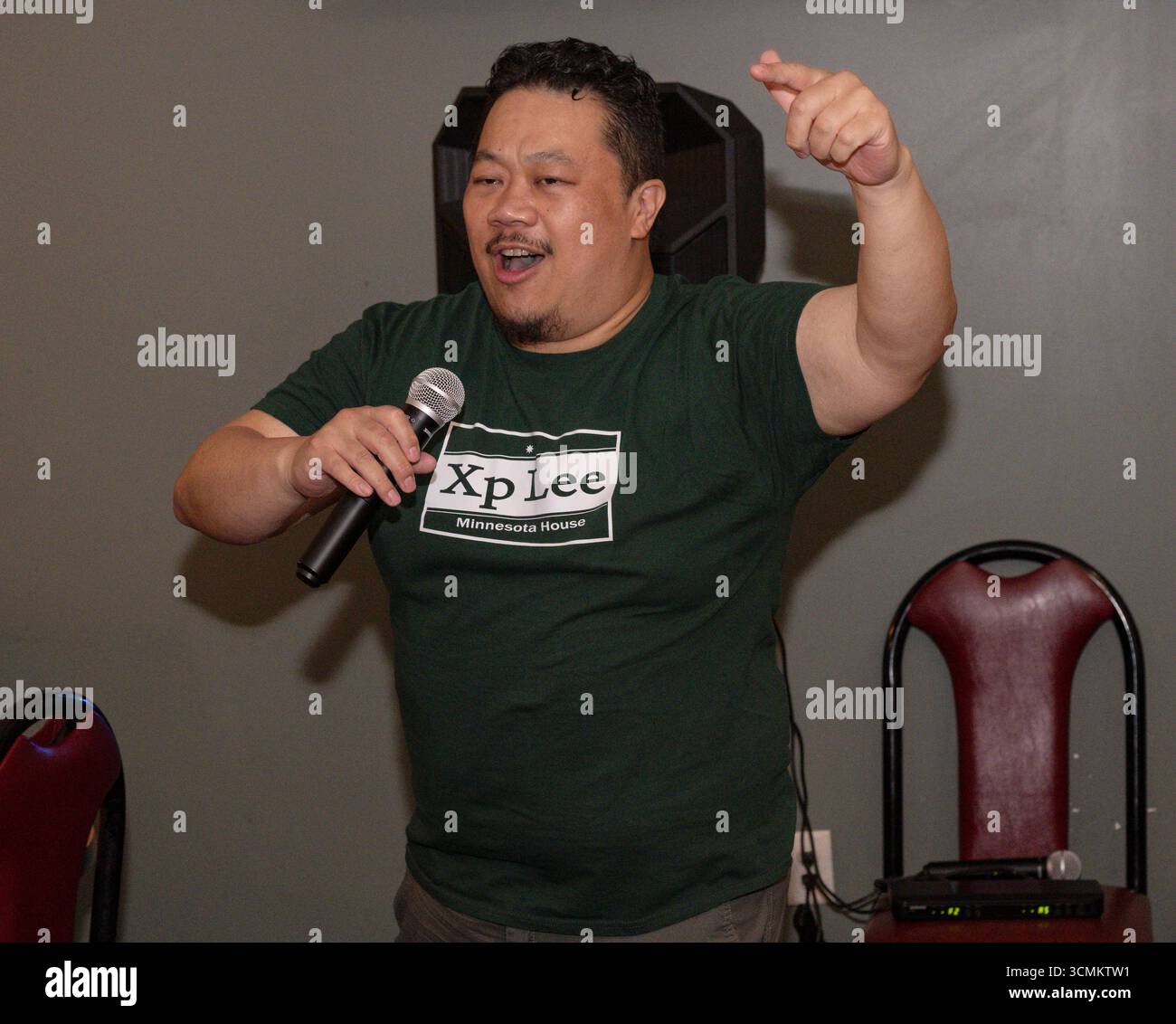 Brooklyn Park, Minnesota, Stati Uniti. 16 settembre 2025. XP LEE, candidato democratico per il seggio 34B del Minnesota House District, celebra la sua vittoria nelle elezioni speciali di oggi per il seggio precedentemente detenuto dalla presidente assassinata Melissa Hortman. La camera sarà ora un pareggio tra i rappresentanti democratici e repubblicani e la condivisione del potere sarà ancora una volta la norma.(Credit Image: © Brian Cahn/ZUMA Press Wire) SOLO USO EDITORIALE! Non per USO commerciale! Crediti: ZUMA Press, Inc./Alamy Live News Foto Stock