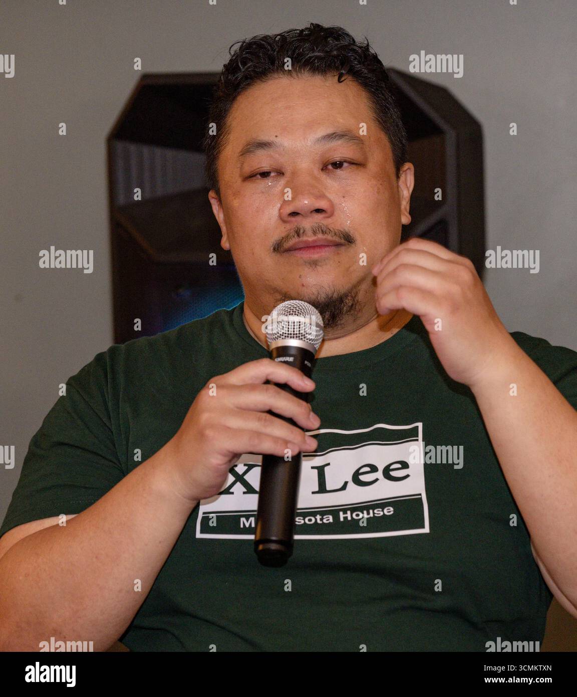 Brooklyn Park, Minnesota, Stati Uniti. 16 settembre 2025. XP LEE, candidato democratico per il seggio 34B del Minnesota House District, celebra la sua vittoria nelle elezioni speciali di oggi per il seggio precedentemente detenuto dalla presidente assassinata Melissa Hortman. La camera sarà ora un pareggio tra i rappresentanti democratici e repubblicani e la condivisione del potere sarà ancora una volta la norma.(Credit Image: © Brian Cahn/ZUMA Press Wire) SOLO USO EDITORIALE! Non per USO commerciale! Crediti: ZUMA Press, Inc./Alamy Live News Foto Stock