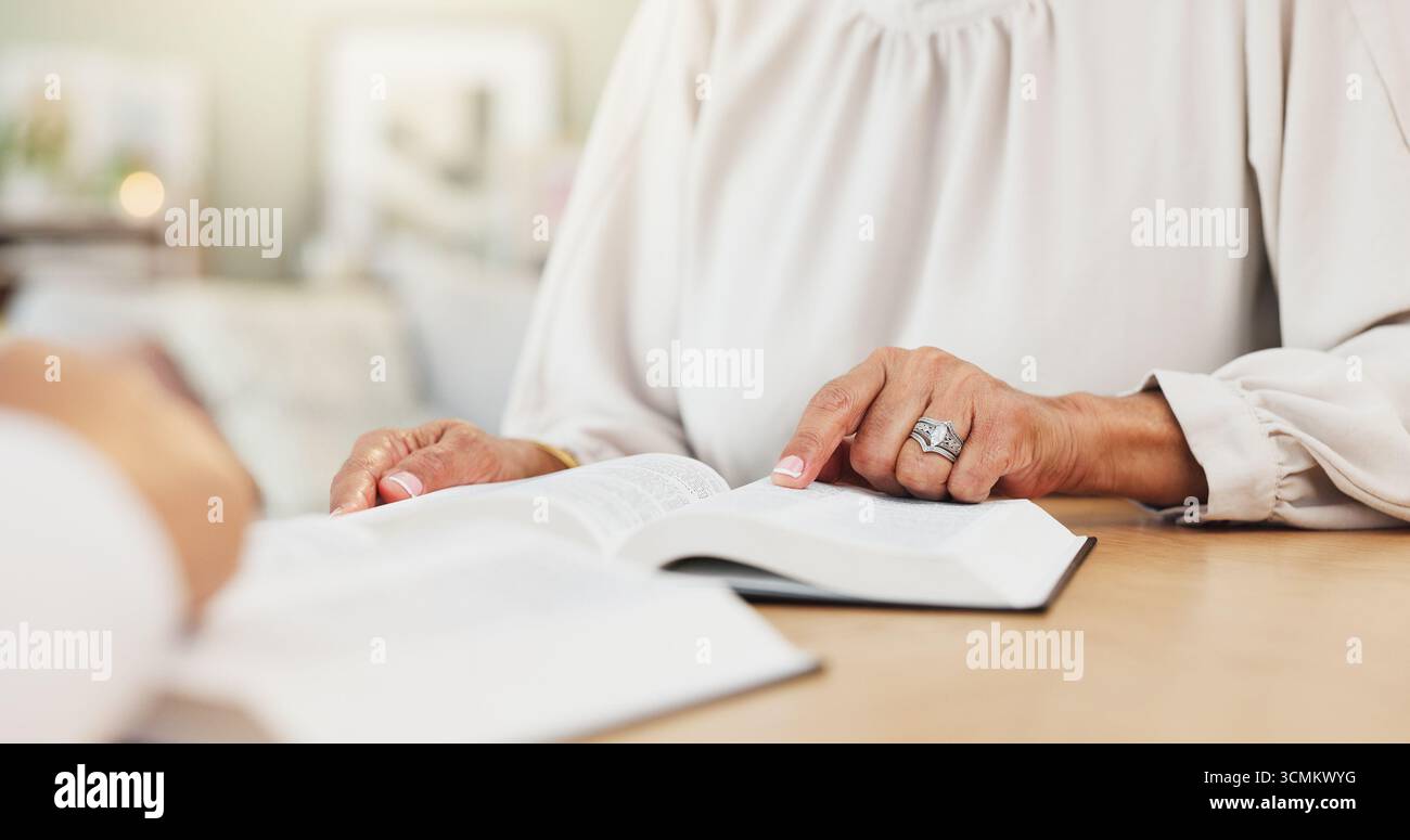 Mani, studi biblici e persone adorano la religione, leggono le Scritture o si fidano di Dio con la storia. Gruppo di fede, persona matura e spirituale con santo Foto Stock