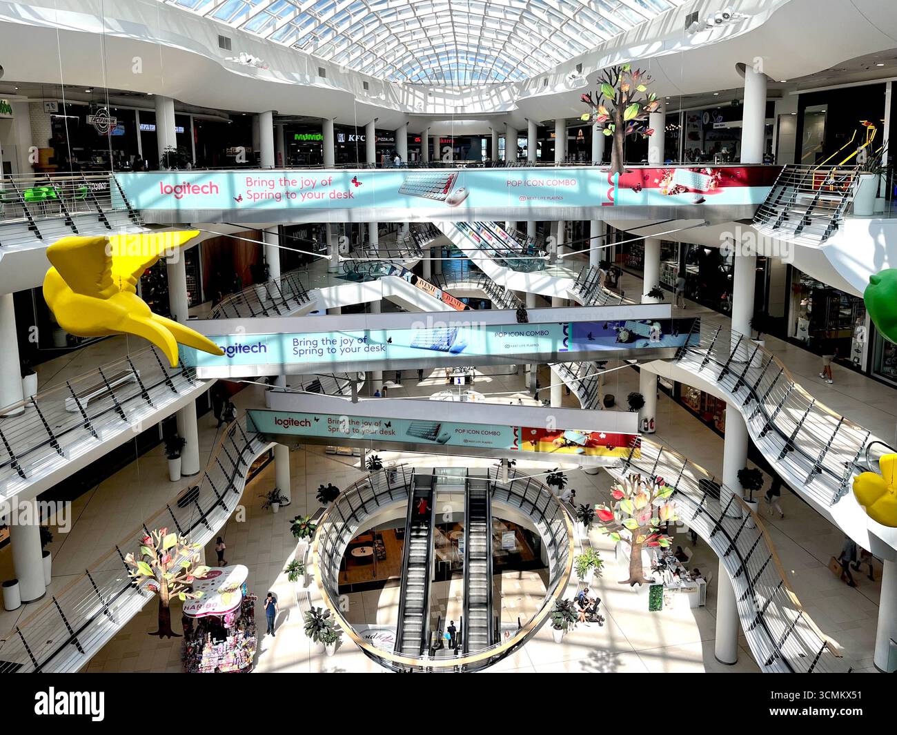 Centro commerciale Mall Bulgaria interno a Sofia Bulgaria, Europa orientale, Balcani, UE - Immagine stock catturata con smartphone