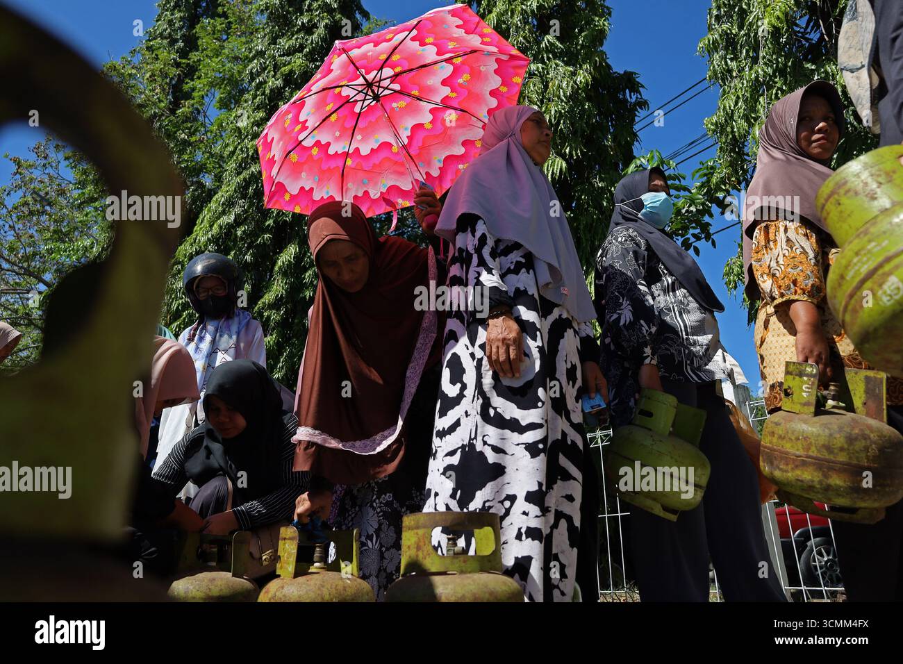 Banda Aceh, Aceh, Indonesia. 17 settembre 2025. La gente fa la fila per acquistare 3 kg di gas sovvenzionato al mercato agricolo di banda Aceh City, provincia di Aceh, Indonesia mercoledì 17 settembre 2025. Pertamina Patra Niaga della regione di Sumbagut distribuì un ulteriore tubo GPL da 3 kg con un sussidio di 147.280 tubi o del 105% ad Aceh al fine di rafforzare l'approvvigionamento e non interferire con la distribuzione. Nel 2025 il governo indonesiano ha stanziato circa 87,6000 miliardi di dollari per sovvenzioni al GPL di 3 kg, con un bilancio totale di sovvenzioni all'energia e compensazioni di 394000 miliardi di dollari. (Immagine di credito: © Khairu Syukrillah/ZUM Foto Stock