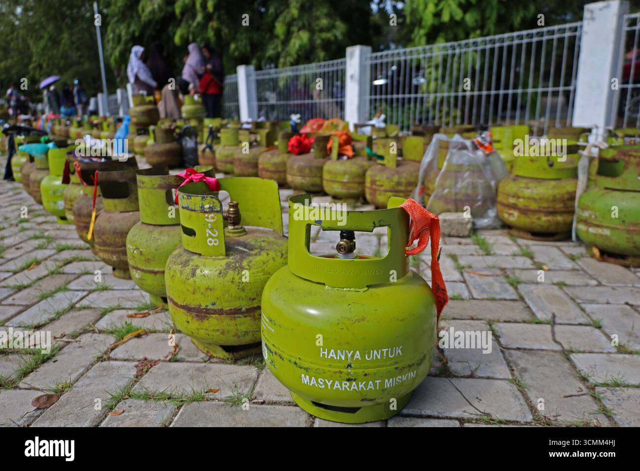 Banda Aceh, Aceh, Indonesia. 17 settembre 2025. Centinaia di bombole di gas da 3 kg sovvenzionate appartenenti alla comunità si sono schierate al mercato agricolo di banda Aceh City, provincia di Aceh, Indonesia mercoledì 17 settembre 2025. Pertamina Patra Niaga della regione di Sumbagut distribuì un ulteriore tubo GPL da 3 kg con un sussidio di 147.280 tubi o del 105% ad Aceh al fine di rafforzare l'approvvigionamento e non interferire con la distribuzione. Nel 2025 il governo indonesiano ha stanziato circa 87,6000 miliardi di dollari per sovvenzioni al GPL di 3 kg, con un bilancio totale di sovvenzioni all'energia e compensazioni di 394000 miliardi di dollari. (CR Foto Stock