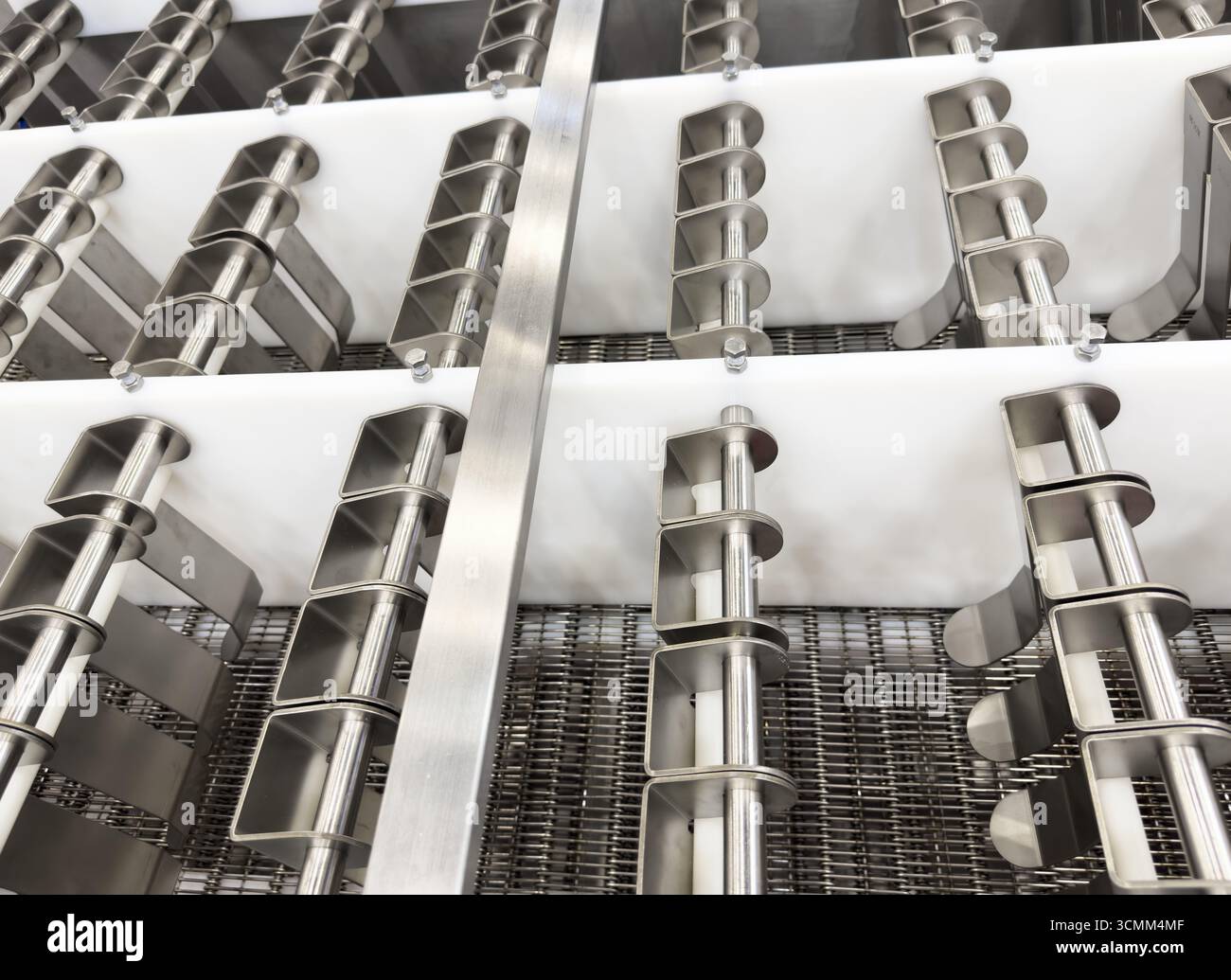 Apparecchiature della linea di produzione. Linea di caricatori industriali. Tecnologia dei nastri trasportatori. Attrezzature di fabbrica. Servizio pacchi. Foto Stock