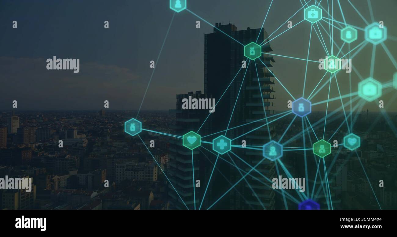 Proiettando una rete traslucida si sovrappone allo skyline della città al crepuscolo, con linee luminose e icone esadecimali Foto Stock