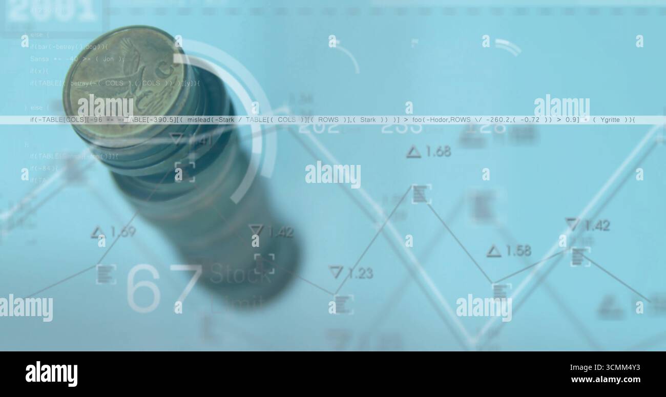 Visualizzazione di una pila di monete da un euro sulla scrivania blu con sovrapposizioni di grafici finanziari, spazio di copia Foto Stock