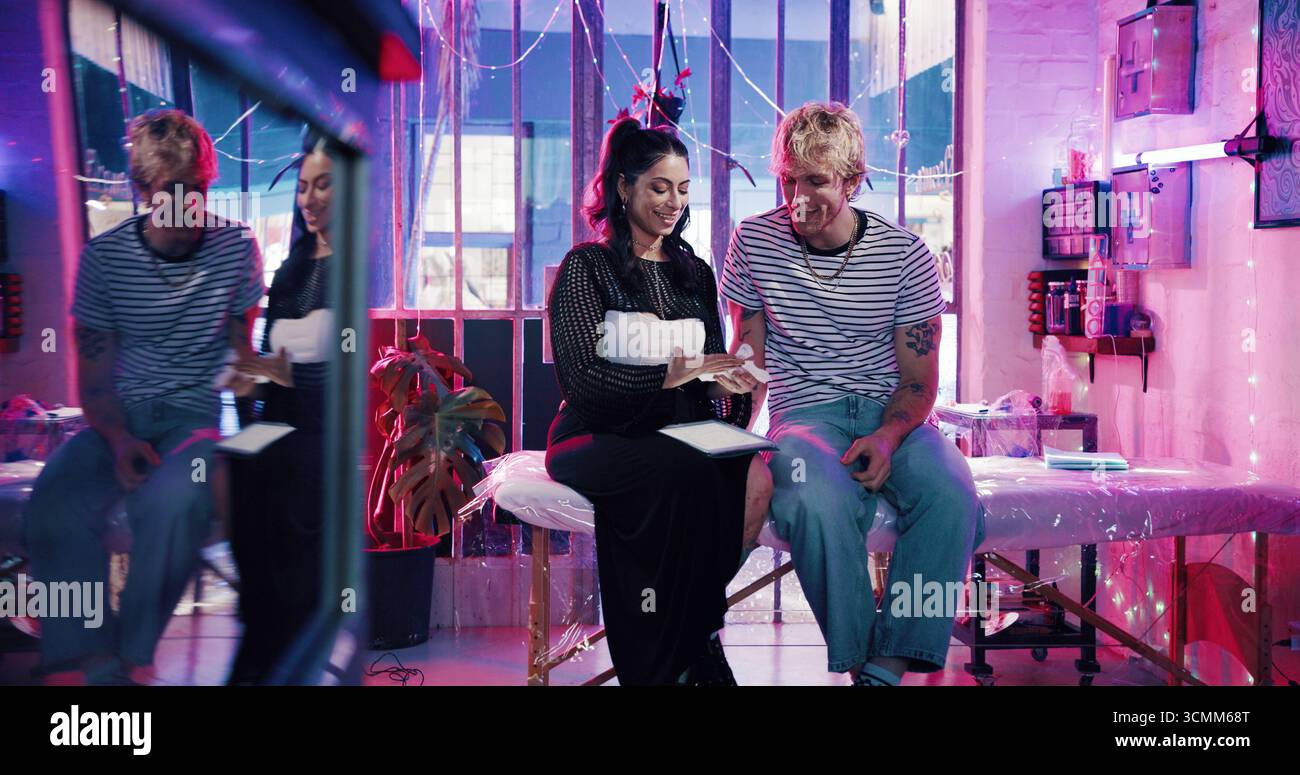 Tablet, tatuatore e stencil con il cliente in studio per l'anteprima del design artistico, l'estetica o la cultura della body art. Decisione permanente sull'inchiostro, cliente Foto Stock