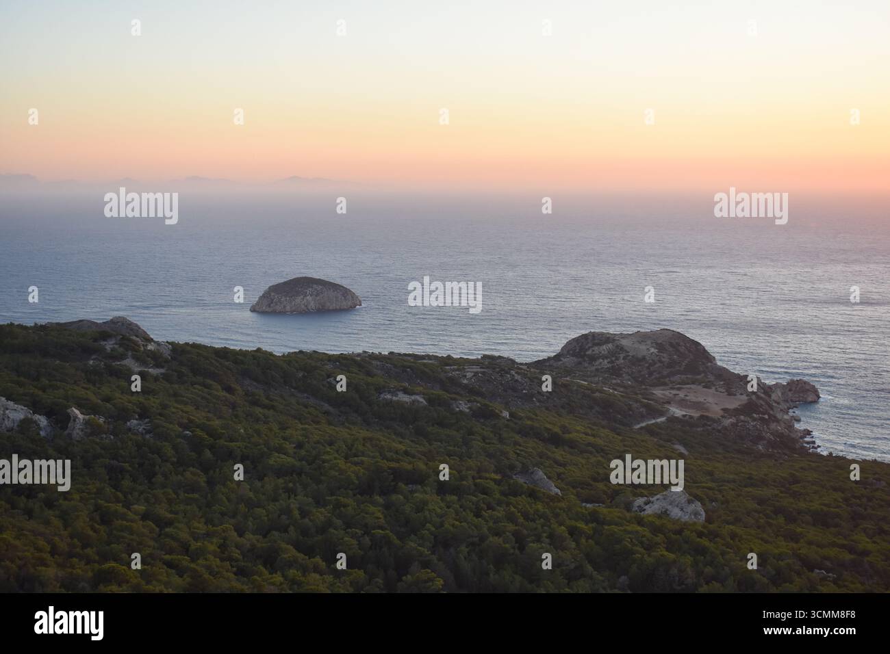 Tramonto al castello di Monolithos, isola di Rodi, Grecia. Luoghi di interesse turistico di Rodi. Vista dalle rovine del castello di Monolithos. Vacanze e viaggi a Rodi. Foto Stock