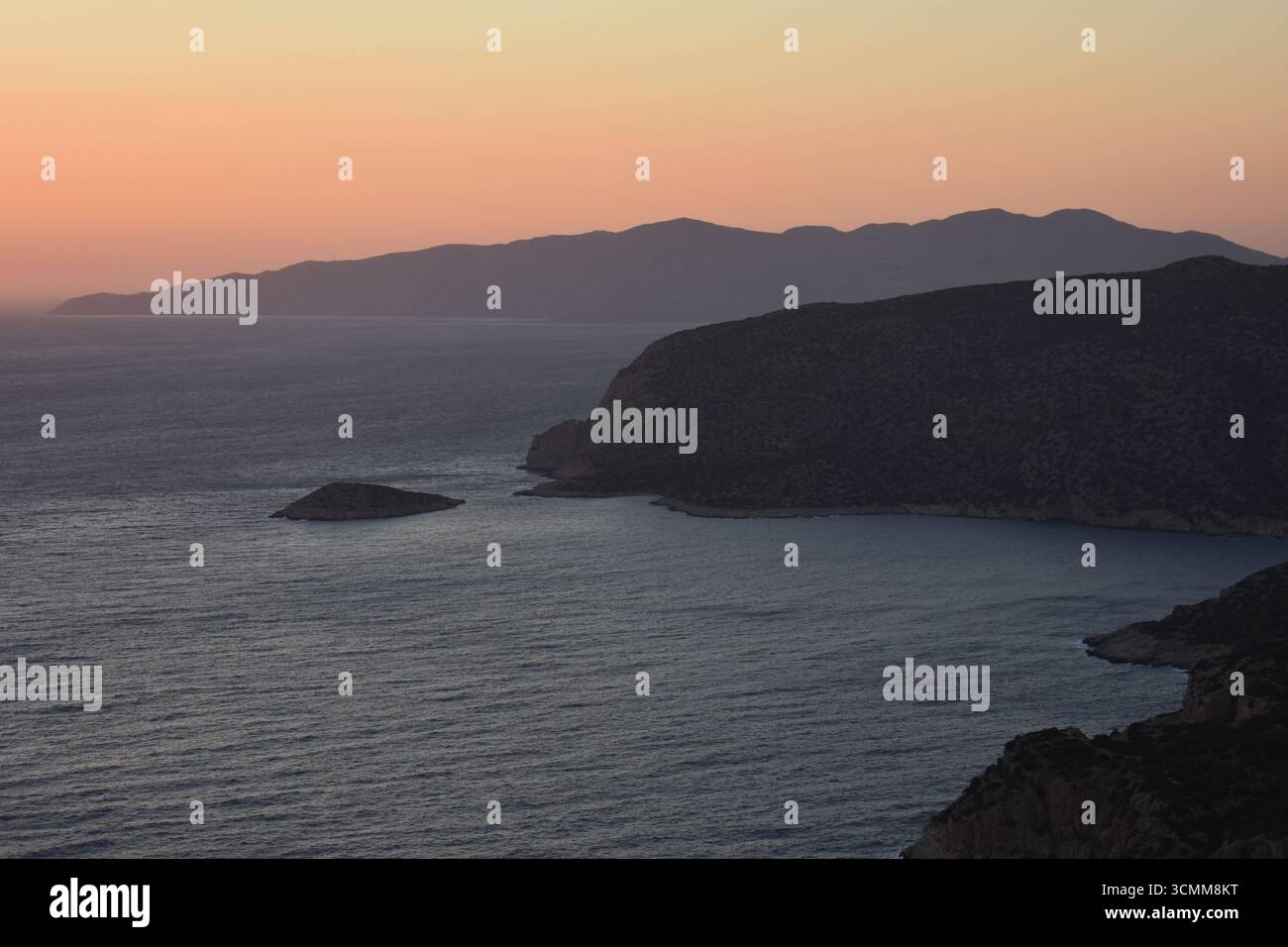 Tramonto al castello di Monolithos, isola di Rodi, Grecia. Luoghi di interesse turistico di Rodi. Vista dalle rovine del castello di Monolithos. Vacanze e viaggi a Rodi. Foto Stock
