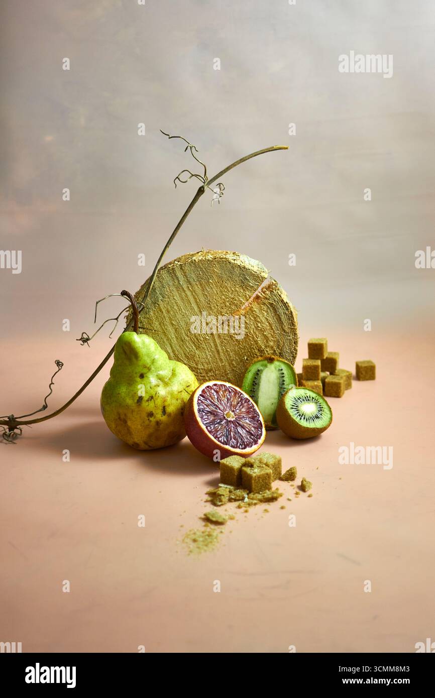Composizione creativa di natura morta con frutta fresca, verdura e spezie su sfondo pastello. Concetto moderno di cibo sano, minimalismo, stile ecologico, nat Foto Stock