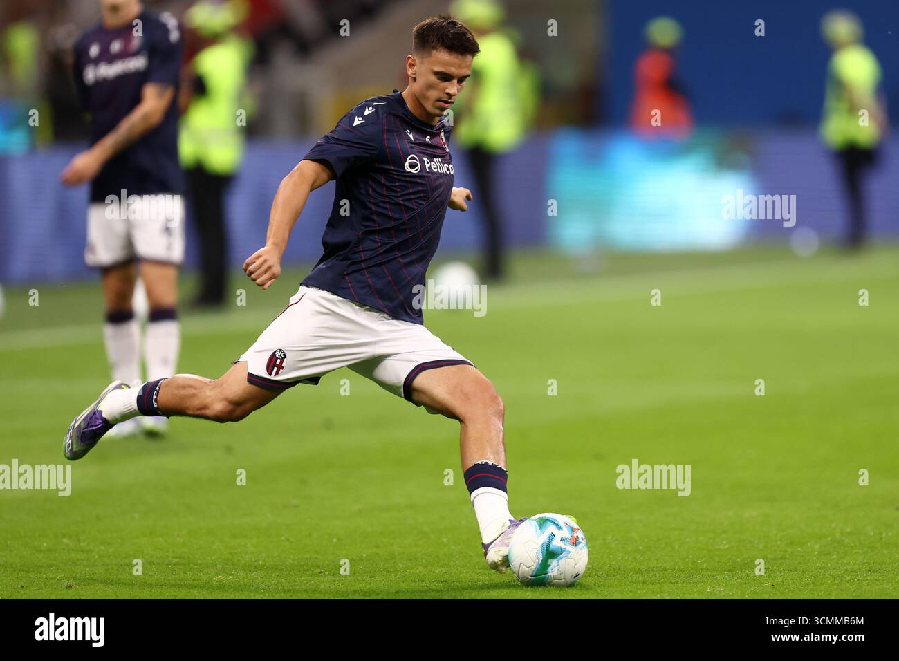 Nikola Moro del Bologna FC durante il riscaldamento prima della partita di serie A tra l'AC Milan e il Bologna FC allo Stadio Giuseppe Meazza il 14 settembre 2025 a Milano, Italia. Foto Stock