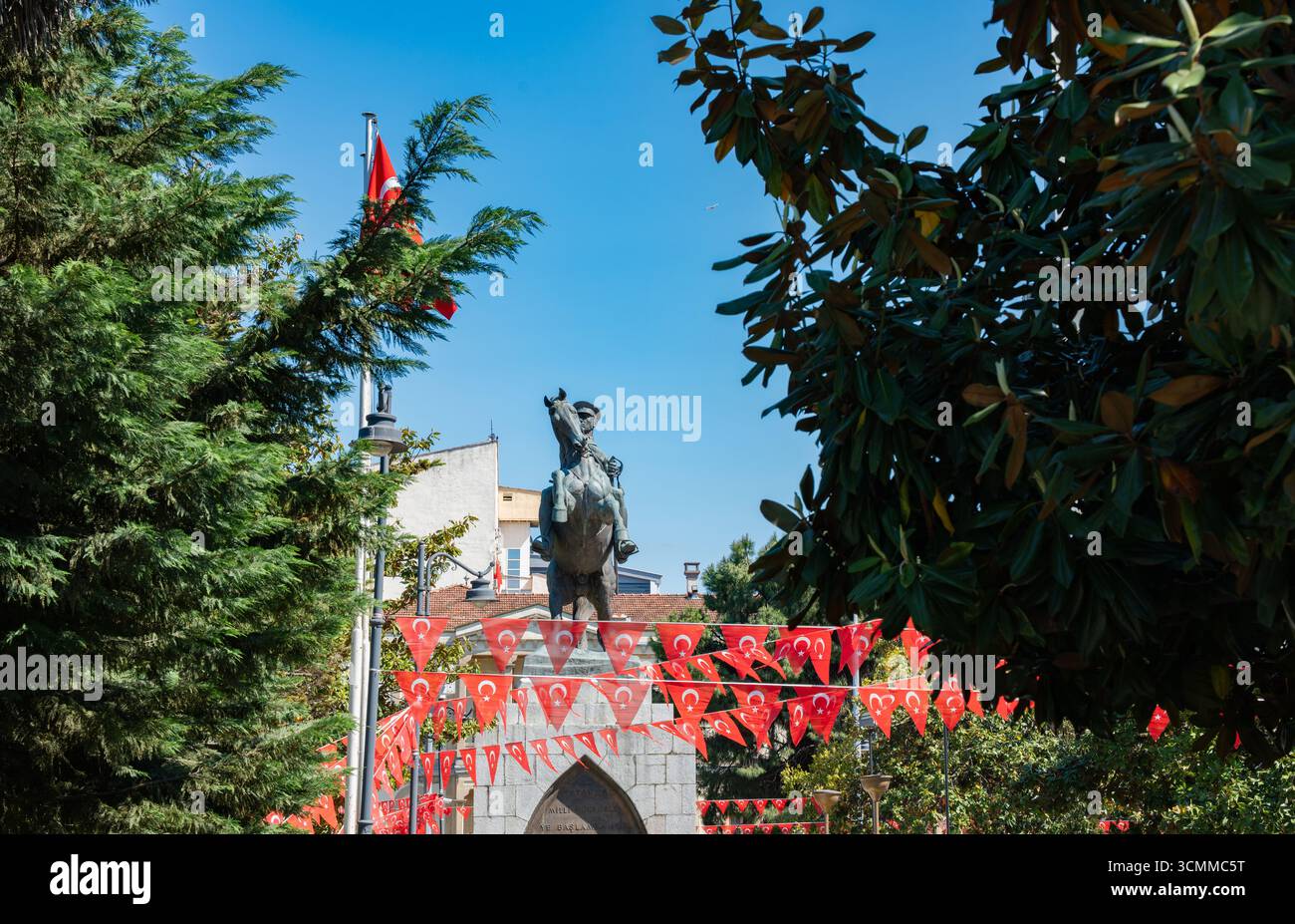 Statua d'onore di Mustafa Kemal Ataturk, monumento Ataturk a cavallo, bandiera turca contro il cielo blu. Festa nazionale dell'orgoglio, 30 agosto Foto Stock