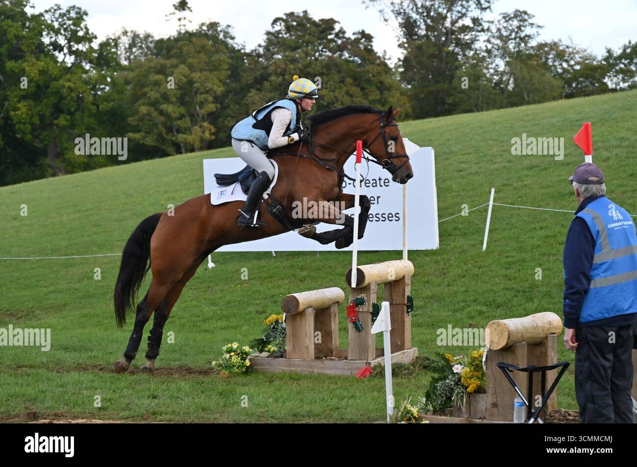 Ellie Newbert Lady uno LH on Cross Country Phase of the CCI-S YH2* (6YO) Competition, Cornbury Horse Trials 2025, Charlbury, Oxfordshire Foto Stock