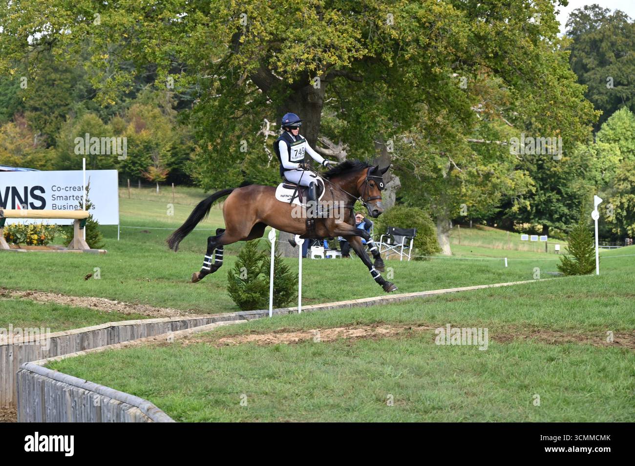 Cerys Macaulay su Ophelia, Cross Country Phase of the CCI-S YH2* (6YO) Competition, Cornbury Horse Trials 2025, Charlbury, Oxfordshire Foto Stock