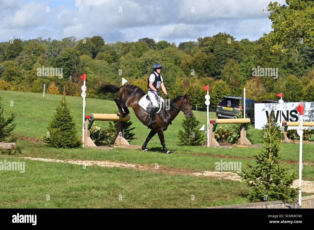 Sam Eckroyd su Jaguar Lyric Cross Country Phase del CCI-S YH2* (6YO) Competition, Cornbury Horse Trials 2025, Charlbury, Oxfordshire Foto Stock
