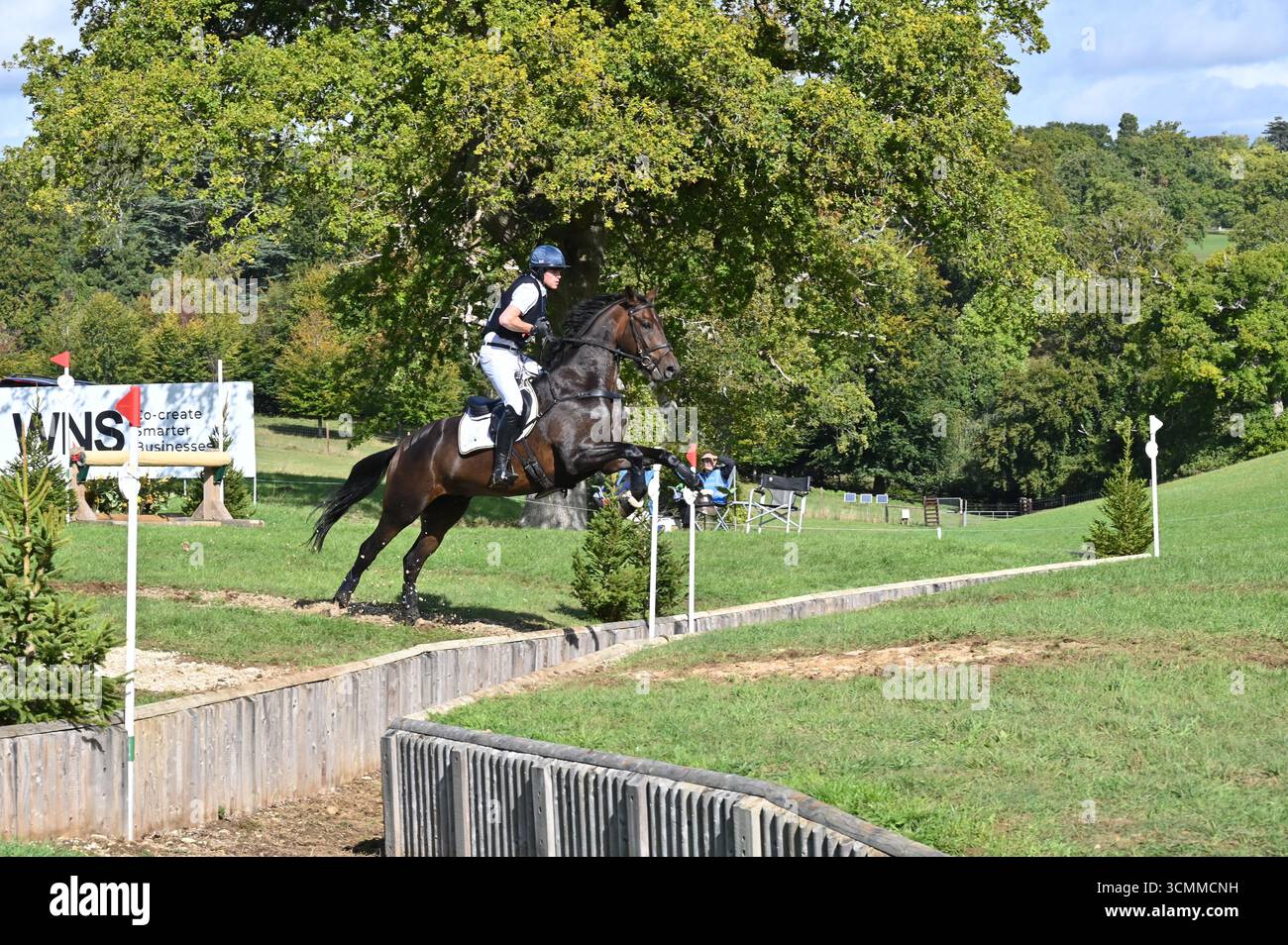 Sam Eckroyd su Jaguar Lyric Cross Country Phase del CCI-S YH2* (6YO) Competition, Cornbury Horse Trials 2025, Charlbury, Oxfordshire Foto Stock