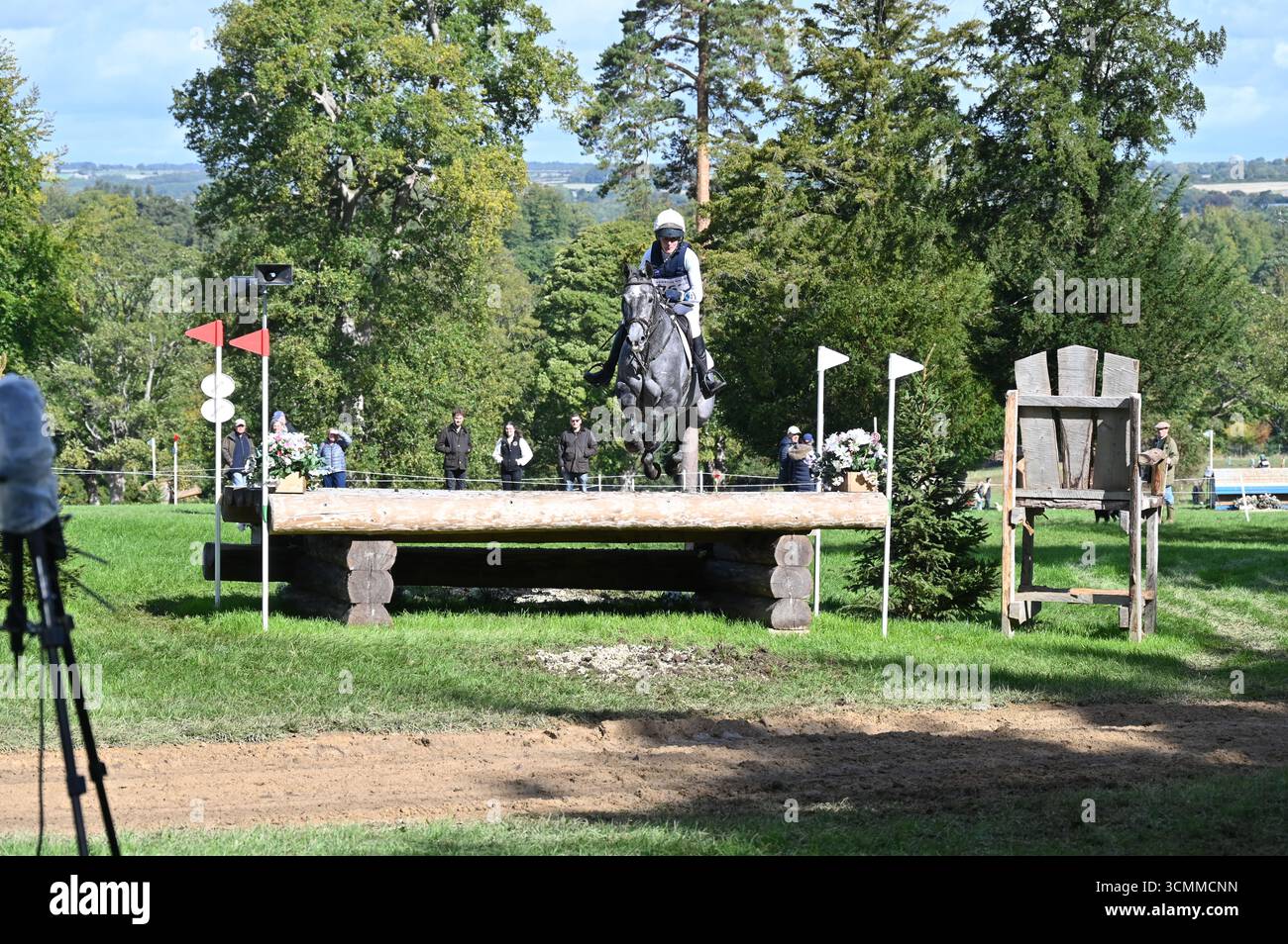 Willa Newton on Frankie va a Hollywood, Cross Country Phase del CCI-S YH2* (6YO) Competition, Cornbury Horse Trials 2025, Charlbury, Oxfordshire Foto Stock