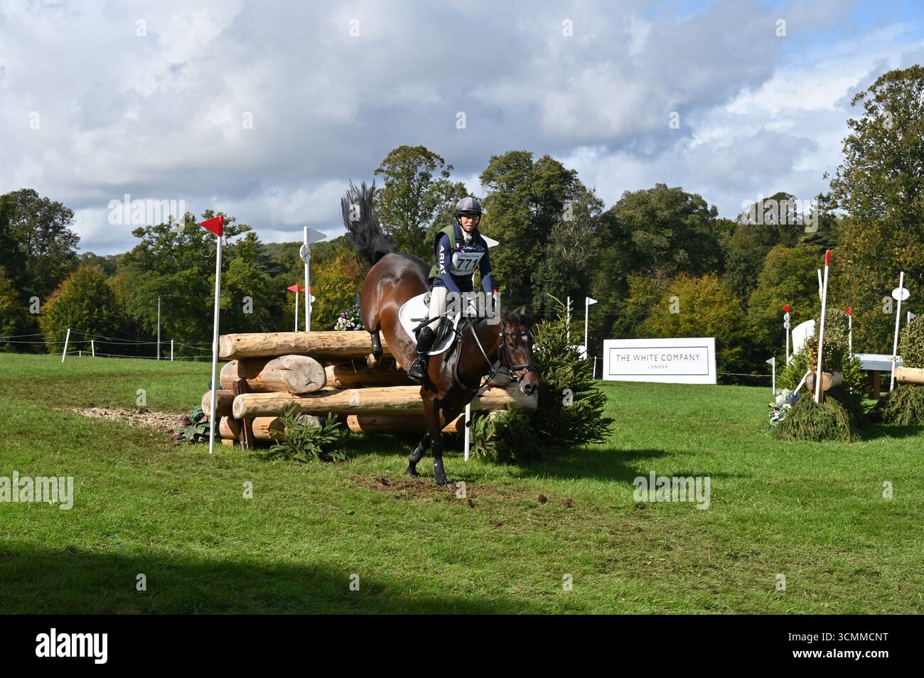 Emily Philip on Ogino, Cross Country Phase of the CCI-S YH2* (6YO) Competition, Cornbury Horse Trials 2025, Charlbury, Oxfordshire Foto Stock
