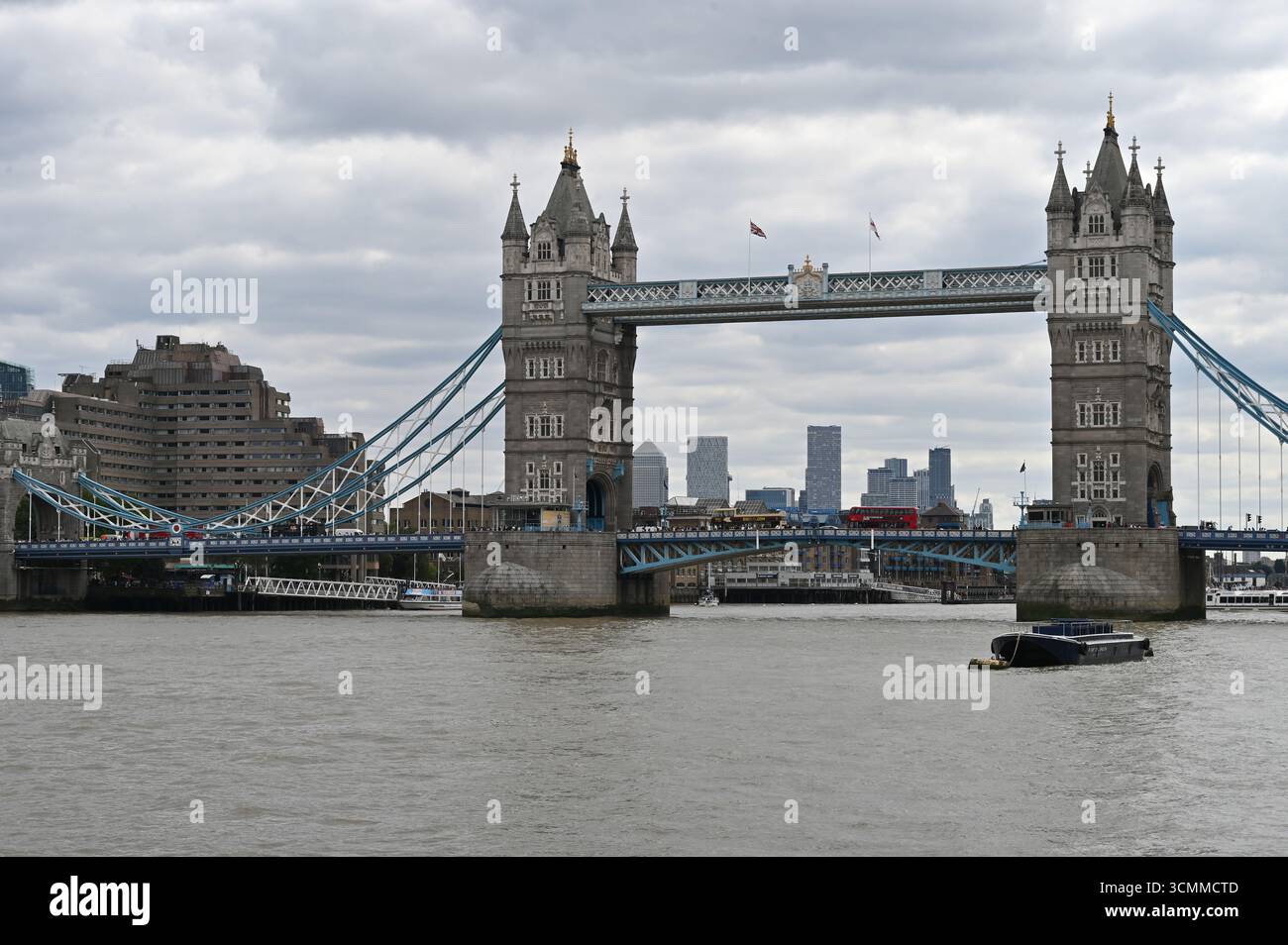Il Tower Bridge attraversa il Tamigi vicino alla Torre di Londra Foto Stock
