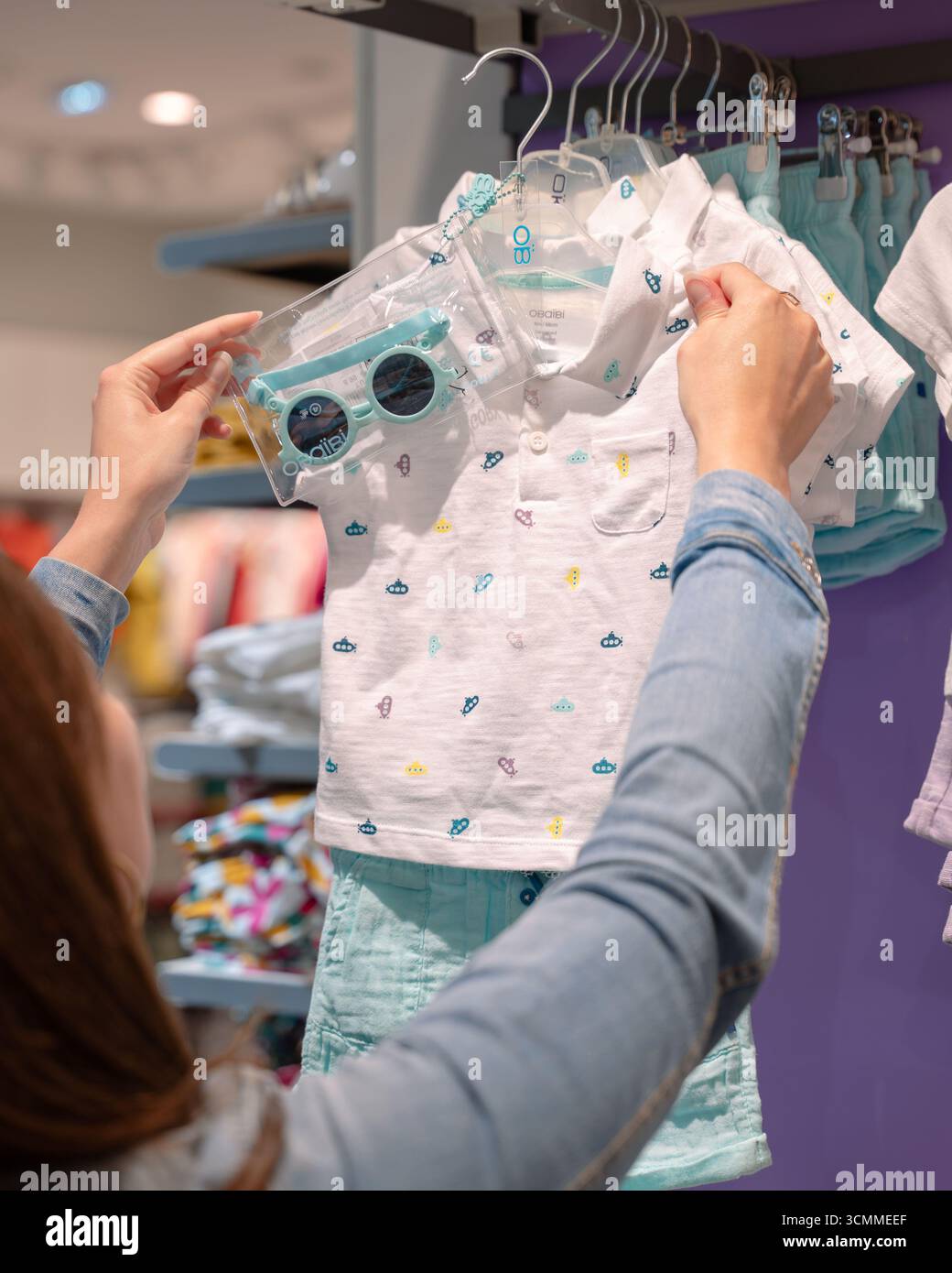 Negozio di abbigliamento per bambini, collezione estiva Okaidi-Obaibi Foto Stock