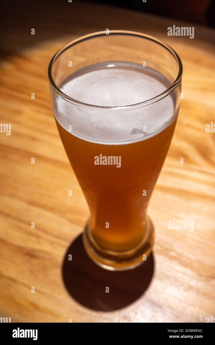 Gustatevi una birra rinfrescante in un ambiente caldo e invitante durante Foto Stock