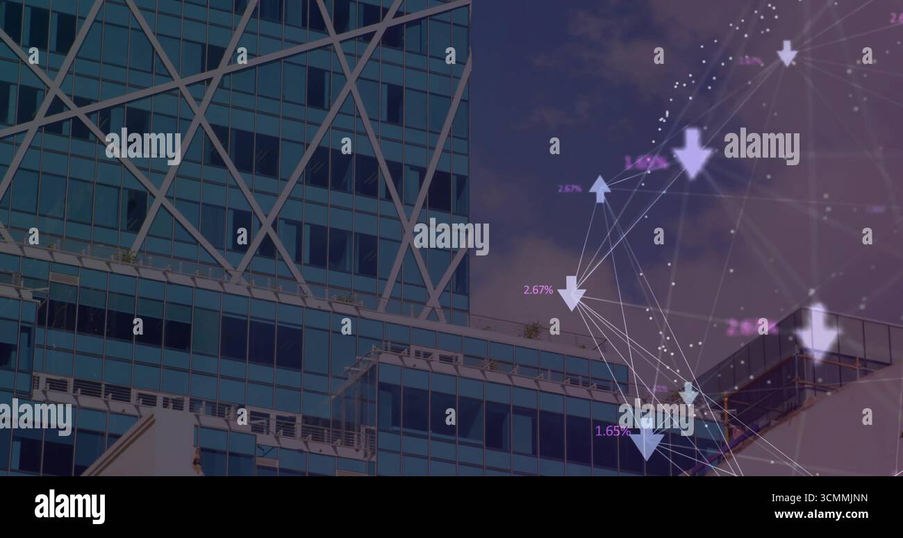 Facciata in vetro riflettente che domina il paesaggio urbano, con rinforzi in acciaio, unità sul tetto e sovrapposizione dati Foto Stock