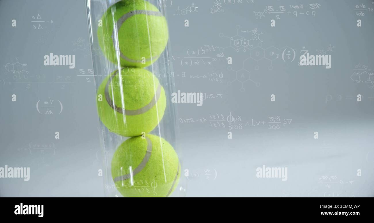 Mostra un tubo verticale trasparente che tiene tre palline da tennis verdi in studio, con rivestimento in formula Foto Stock