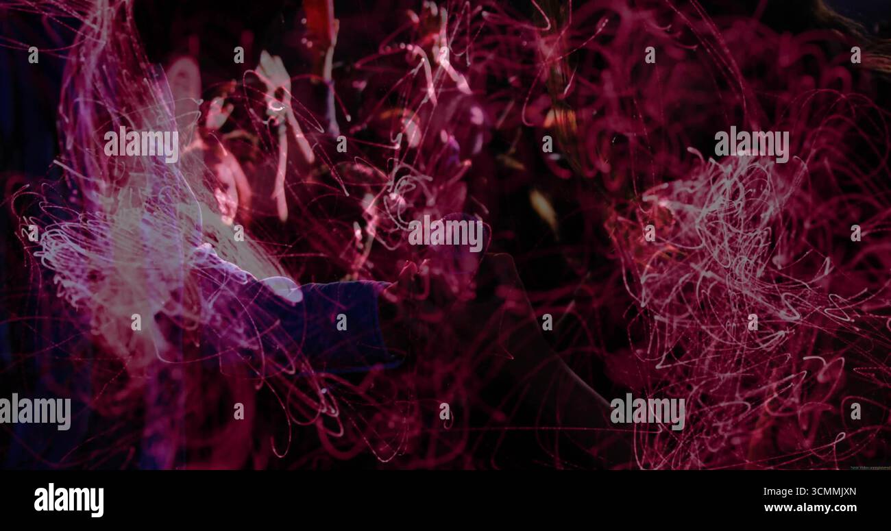 La luce al neon danzante si snoda attraverso lo spazio scuro, con vivaci motivi astratti delle strisce luminose Foto Stock