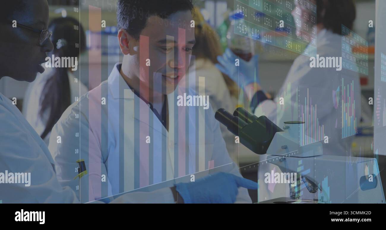 Esame di un ricercatore di piombo focalizzando il microscopio all'interno del laboratorio, con le provette per test i grafici dei dati dei rack per pipette Foto Stock