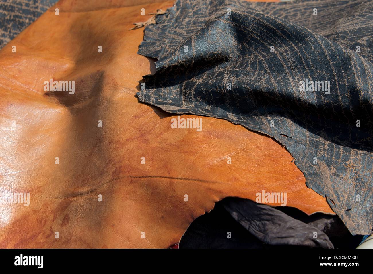 cuoio, rotoli di cuoio, pelli, materiale di cuoio, pelletteria, artigianalità, artigianalità, artigianalità, conceria, materiali naturali, tappezzeria, design materi Foto Stock