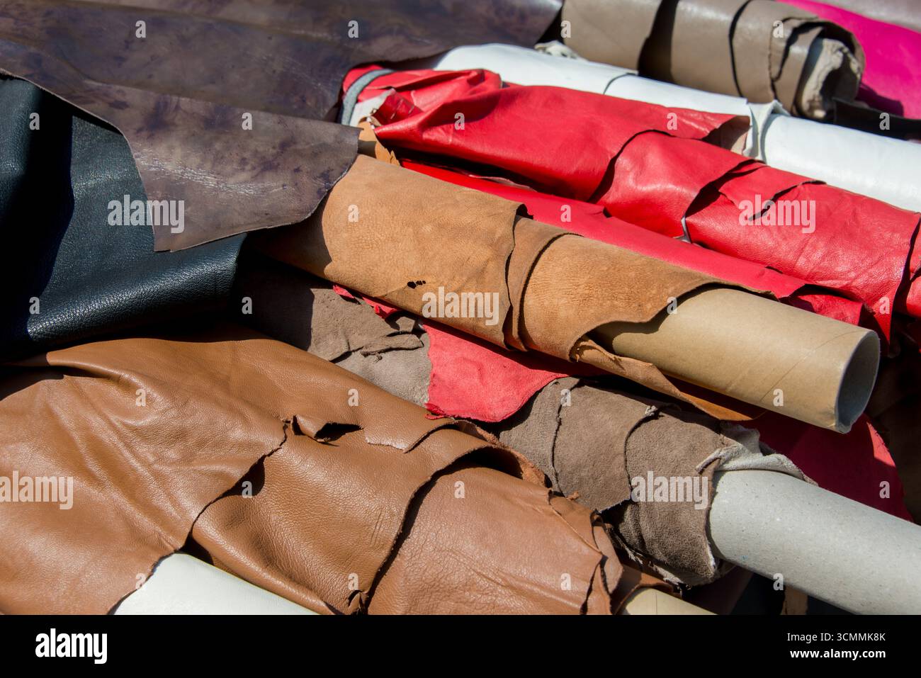 Rotoli di pelle e pelli in mostra, materiale artigianale utilizzato per pelletteria, moda e mobili. Foto Stock