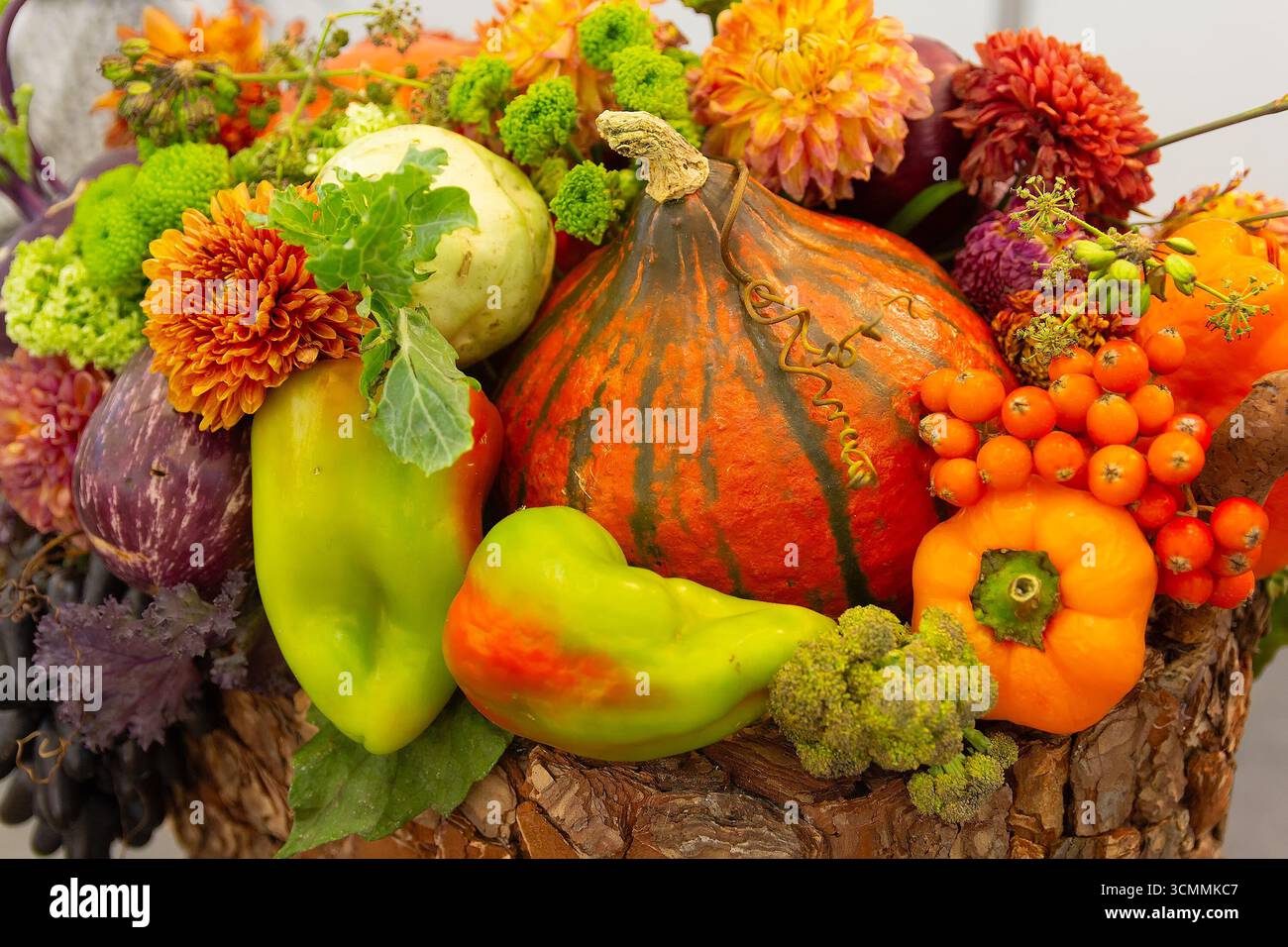 Natura morta autunnale con verdure e fiori. Natura morta Foto Stock