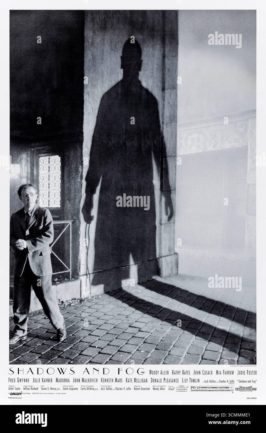 Ombre e nebbia (1991) diretto da Woody Allen e interpretato da Woody Allen, mia Farrow e John Malkovich. Una timida contabile viene reclutata dai vigilanti per aiutare a catturare uno strangolatore seriale durante una notte nebbiosa, mentre un artista circense affronta la sua crisi personale, portando a una rete di identità errate e confusione esistenziale. Fotografia di un poster originale del 1991 USA a un foglio SOLO PER USO EDITORIALE. Crediti: Immagini BFA / Orion Foto Stock