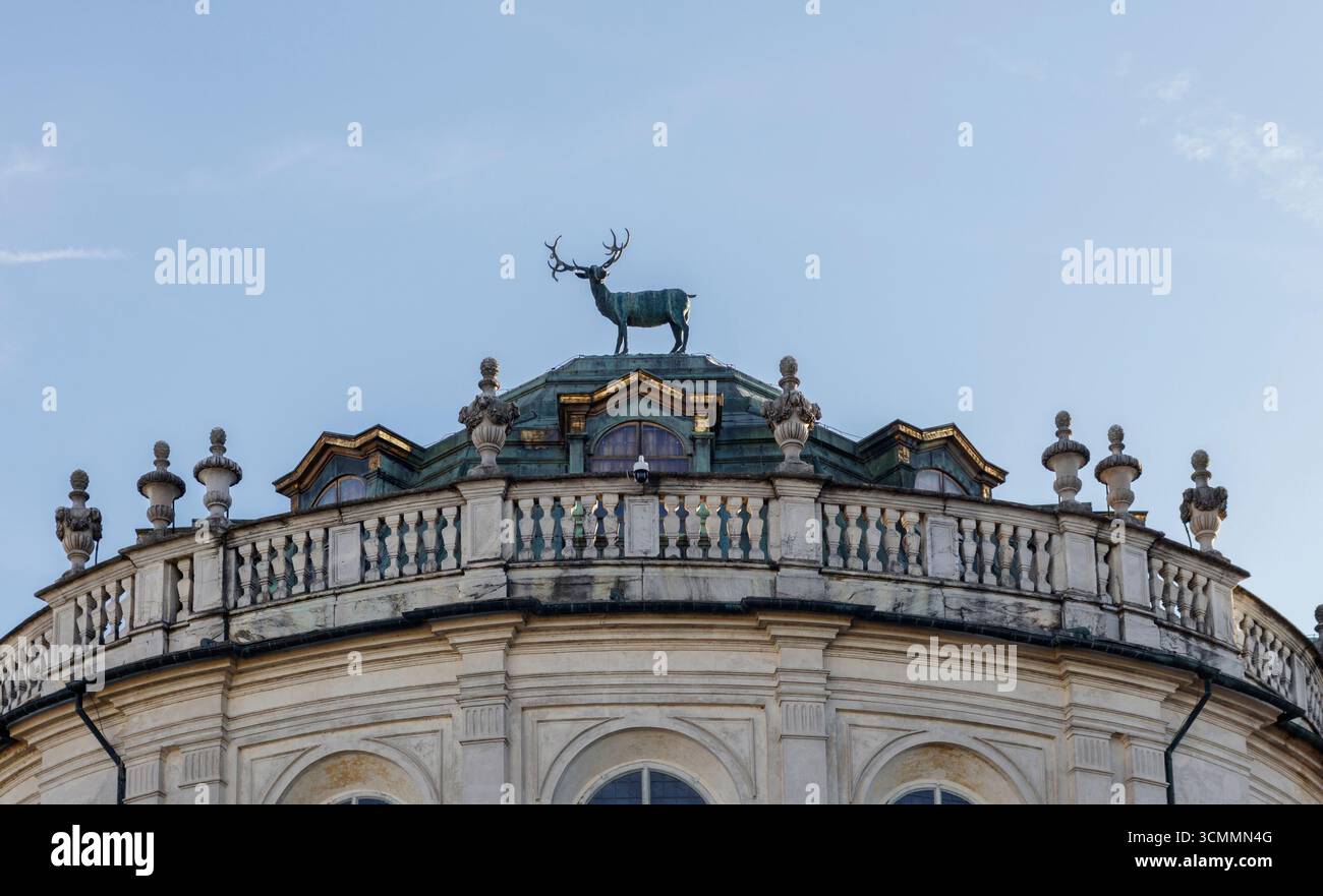 Stupinigi, Piemonte, Italia – 6 settembre 2025: Tetto dell'edificio centrale del castello di Stupinigi, una delle residenze reali (Patrimonio dell'Umanità Foto Stock
