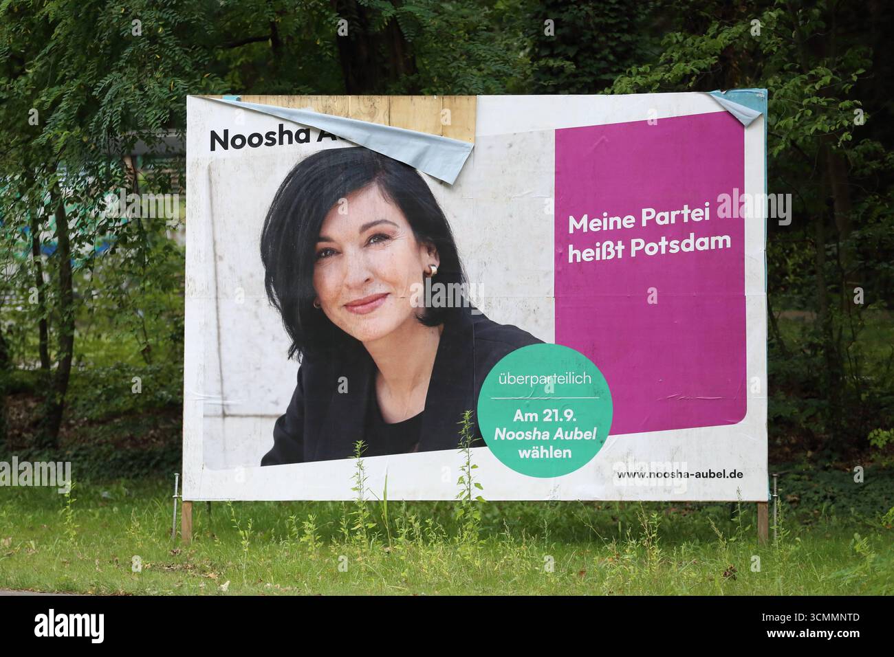Wahlplakat von Noosha Aubel parteilos für die Oberbürgermeisterwahl a Potsdam, 16. Settembre 2025. Die Wahl findet AM 21. statt. Settembre Oberbürgermeisterwahl a Potsdam *** manifesto elettorale di Noosha Aubel non-partito per le elezioni sindaco a Potsdam, 16 settembre 2025 le elezioni si svolgeranno il 21 settembre elezioni Mayoral a Potsdam Foto Stock